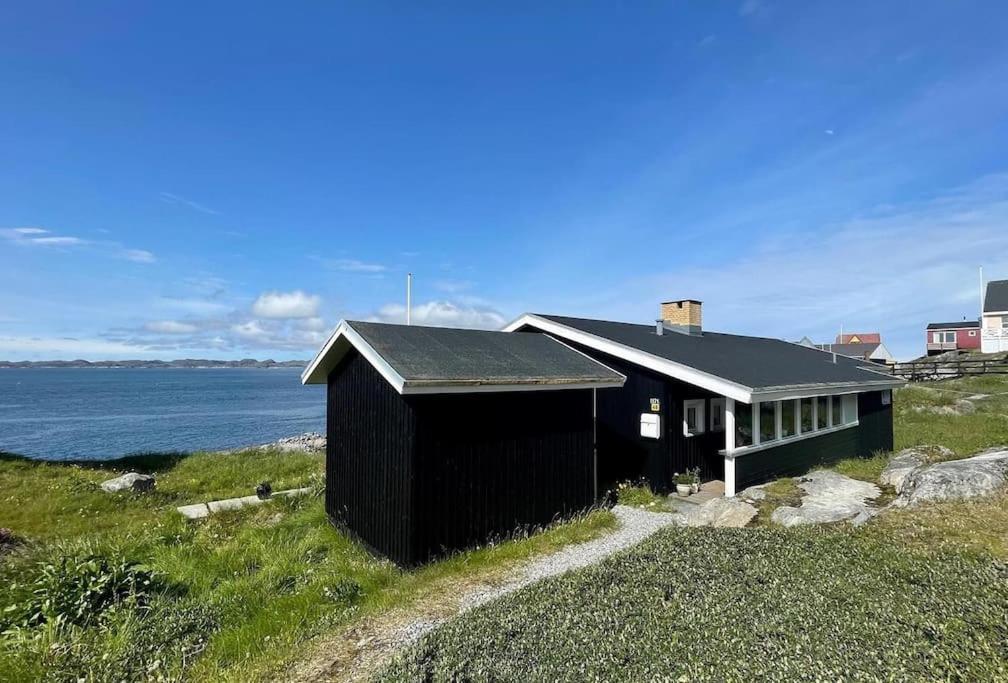 The Black House Tuapannguit 48 Βίλα Νουούκ Εξωτερικό φωτογραφία